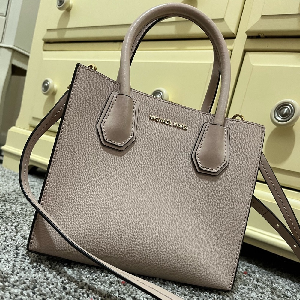 Beautiful Michael Kors Purse!! :))